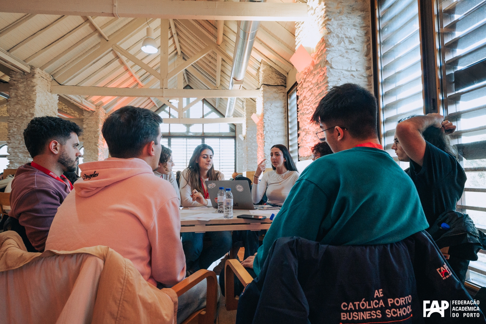 Resultados do Inquérito:  80% dos estudantes identificam-se com o projeto europeu