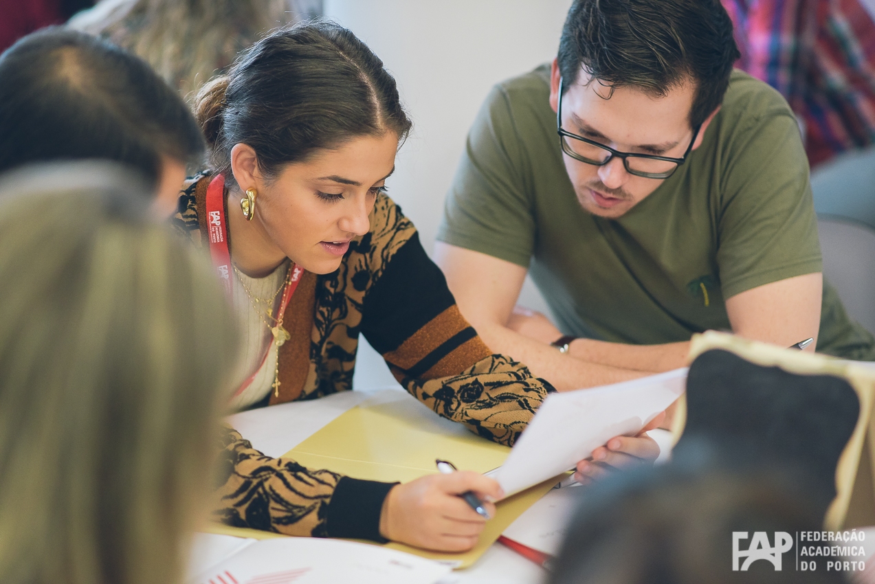 Estudantes podem perder bolsa se viverem com avós ou tios